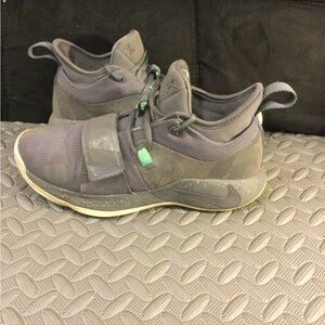Nike PG 2.5 Dark Grey/Green Sneaker Men’s size 8.5